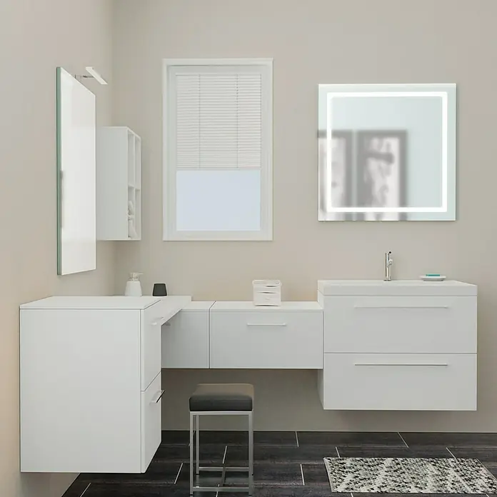 Camargue Espacio Badmöbel-Set X21 - 160 x 200 cm, Mira - Ein modernes Badezimmer mit einem weißen Waschtisch, einem beleuchteten Spiegel und dunklen Bodenfliesen für ein stilvolles Ambiente.