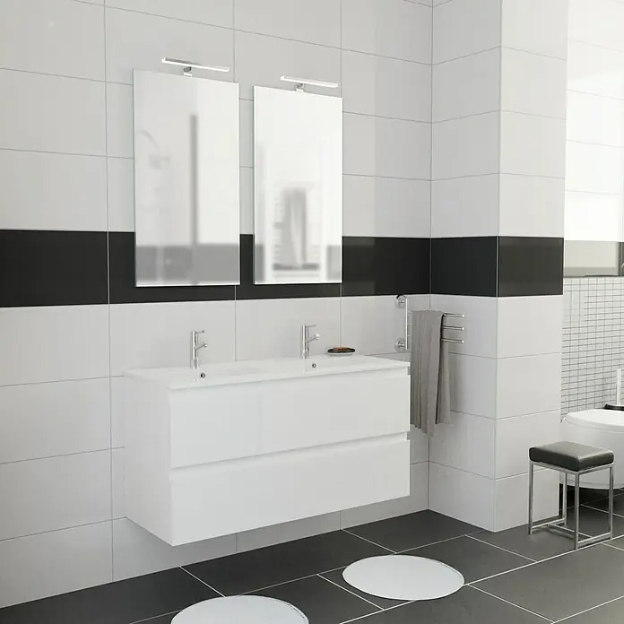 Camargue Espacio Badmöbel-Set K3 - 120 cm, Gama weiß glänzend - Ein modernes Badezimmer mit einem Doppelwaschtisch in Weiß, zwei Spiegeln und schwarzen Akzenten, die ein stilvolles Ambiente schaffen.