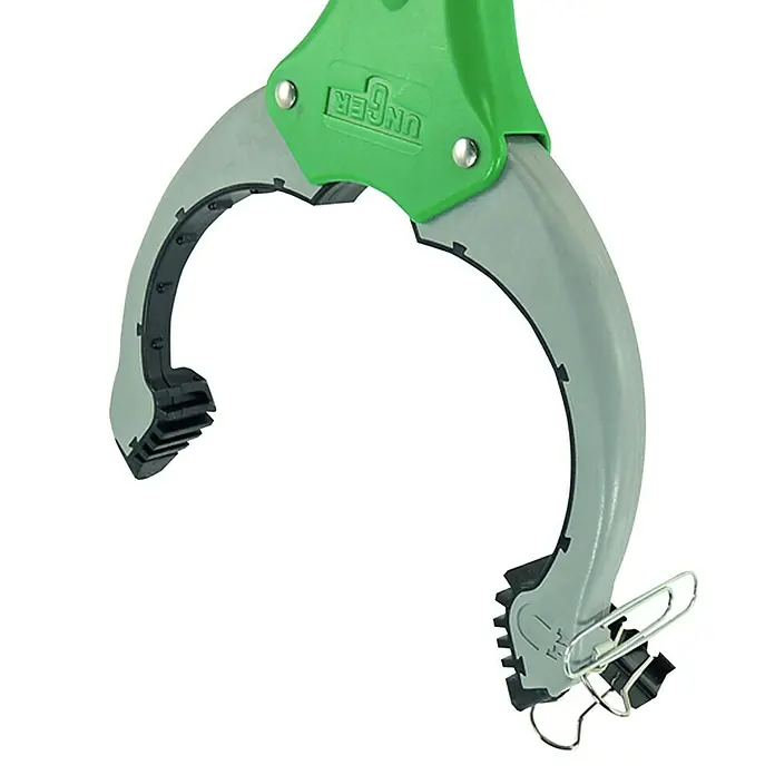 Unger Greifzange Nifty Nabber - Länge: 92 cm - Greifzange mit grünem Griff und grauen Greifarmen. Das Werkzeug hält Büroklammern und eine Aktenklemme fest.
