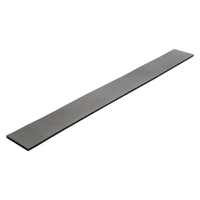 Schaumstoff Terrapur - 25 x 220 x 2 cm, PU-Schaum - Nahaufnahme einer schmalen, grauen Metallplatte auf einem weißen Untergrund. Die Platte liegt diagonal im Bild und ist leicht strukturiert.