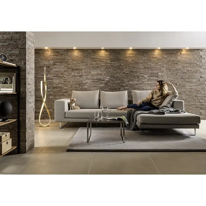 Selbstklebemosaik - 60 x 15 cm, Multicolor - Wohnzimmer mit stilvoller Stehlampe, modernem Sofa, Couchtisch und einer Frau mit Hund. Gemütliches Ambiente durch indirekte Beleuchtung.