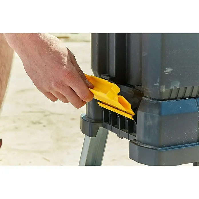 Stanley FatMax Werkzeugkasten FMST81083-1 - L x B x H: 29,6 x 64 x 28,7 cm, Klappbar - Ein detailreiches Bild zeigt einen Werkzeugkasten in Aktion, wobei der gelbe Verschlussmechanismus im Fokus steht.