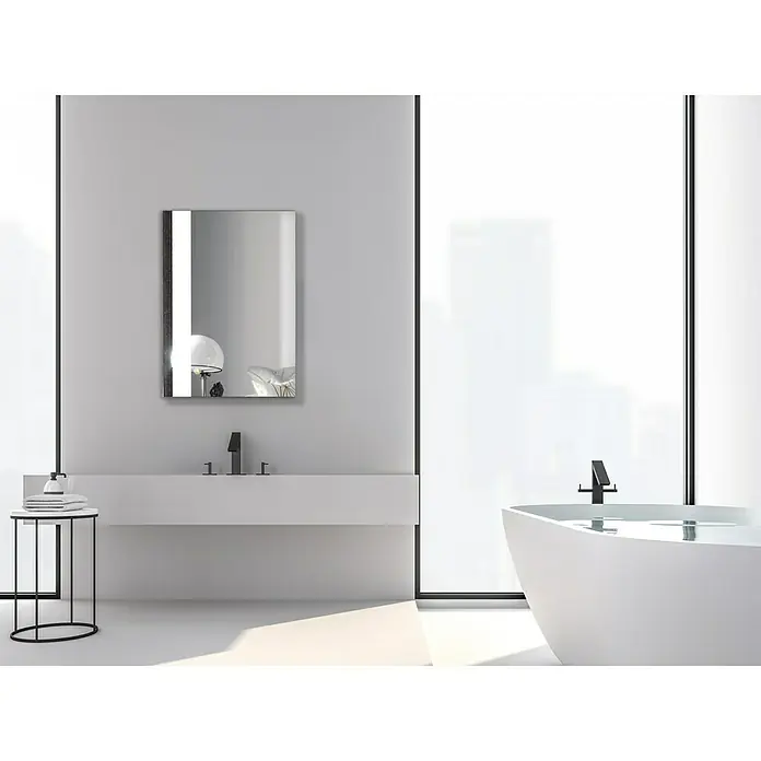 DSK Lichtspiegel Chrystal Light - 50 x 70 cm, Leuchtmittel - Elegantes Badezimmer mit freistehender Badewanne und modernem Waschtisch mit Spiegel. Schwarze Armaturen setzen stilvolle Akzente im hellen Raum.