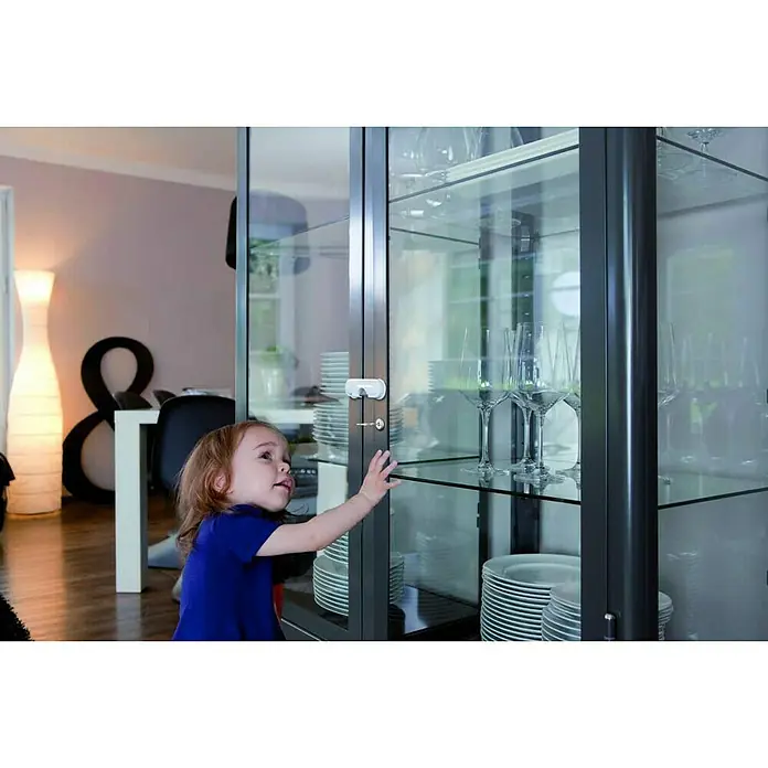 Abus Schranksicherung Lia - 1 Stk. - Kind versucht, einen mit einem Schrankschloss gesicherten Schrank zu öffnen. Ideal für die Kindersicherung zu Hause.