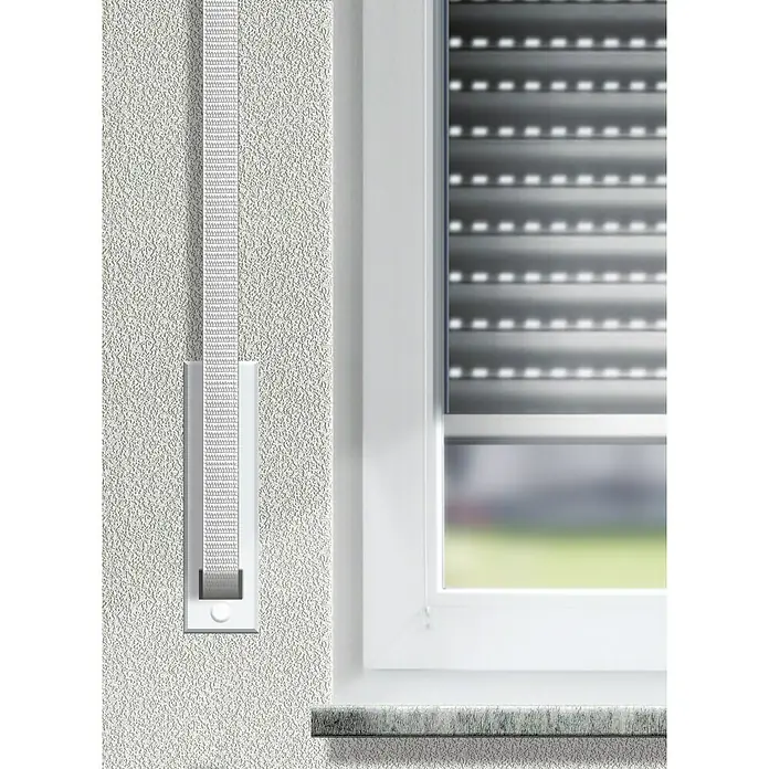 Schellenberg Cinta para persiana - Gris, Largo: 12 m, Anchura de la correa: 23 mm, Polipropileno - Primer plano de una persiana enrollable blanca con enrollador de cinta en una pared texturizada junto a una ventana con persianas enrollables.