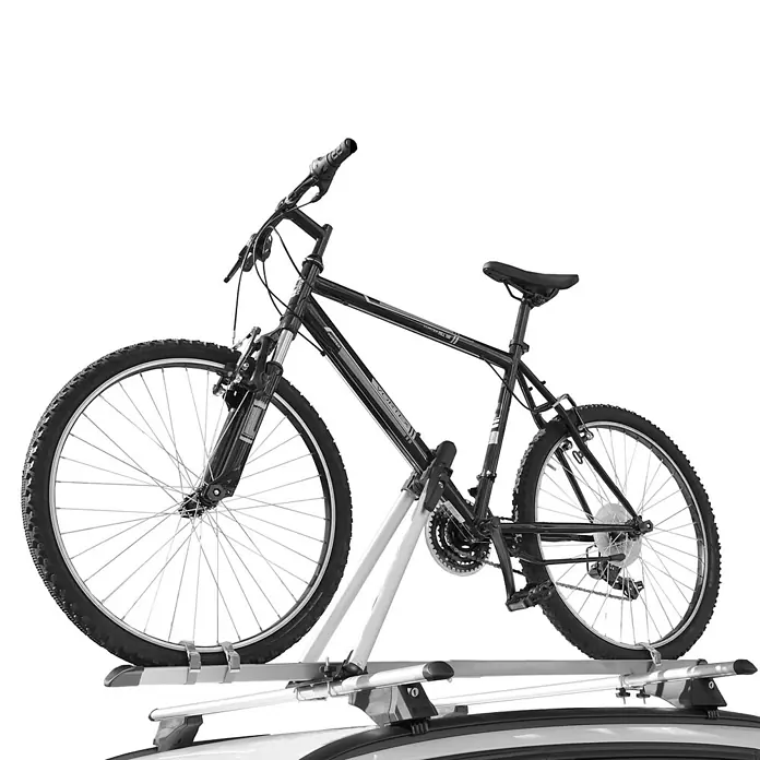 Fischer Dachträger Crossline L - Traglast: 75 kg, L x B x H: 15 x 120 x 10 cm - Fahrrad auf einem Dachträger montiert, ideal für den Transport.