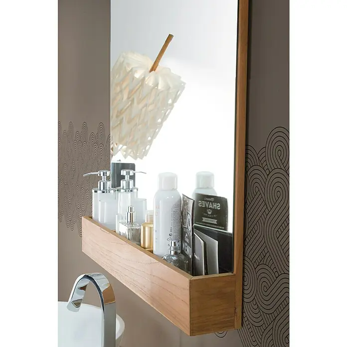 Cipì Espejo con estante Practico Large - Teca - Un espejo con marco de madera y estante con cosméticos y un menú cuelga sobre un lavabo con grifo.