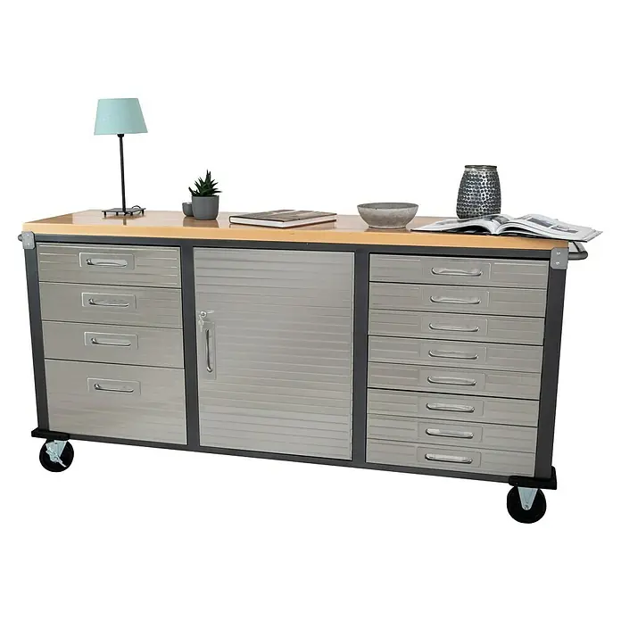 Werkstattwagen - L x B x H: 51 x 195 x 95 cm, Anzahl Schubladen: 12 Stk. - Produktfoto einer Werkbank mit Schubladen, Rollladen und Holzplatte, dekoriert mit Lampe und Deko-Objekten.