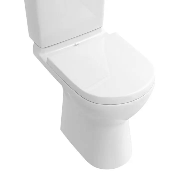 Villeroy & Boch ViCare Stand-WC für Kombination - Spülrandlos, Ohne Beschichtung, Spülform: Tief, WC Abgang: Waagerecht, Weiß - Nahaufnahme einer weißen Toilette mit Spülkasten, die ein sauberes und modernes Design aufweist. Ideal für Badezimmer.