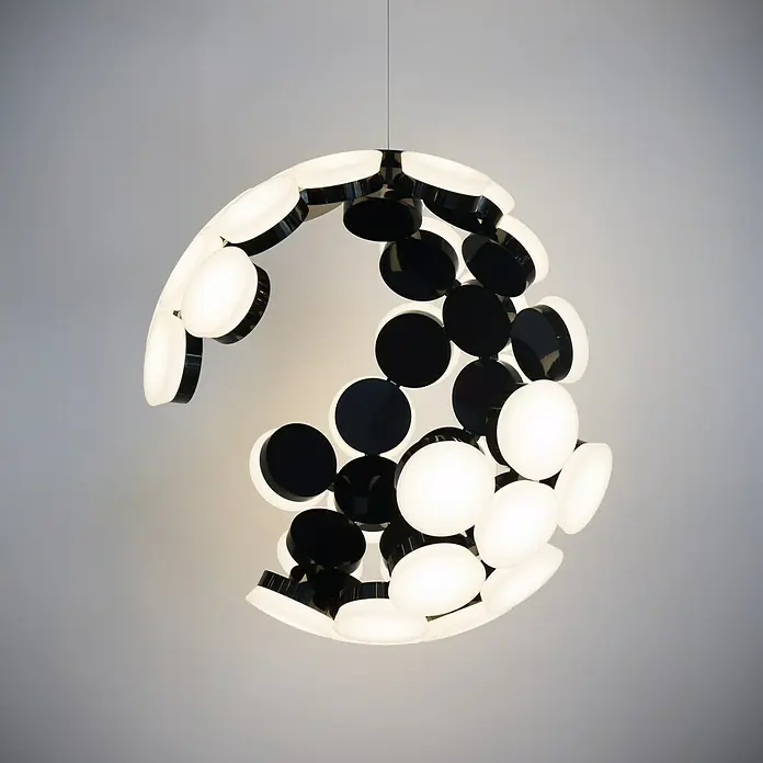 Artemide LED-Pendelleuchte Scopas - Höhe: 255 cm - Moderne Pendelleuchte mit schwarzen und weißen Scheiben in einem eleganten, kreisförmigen Design. Sie sorgt für eine stilvolle Beleuchtung.