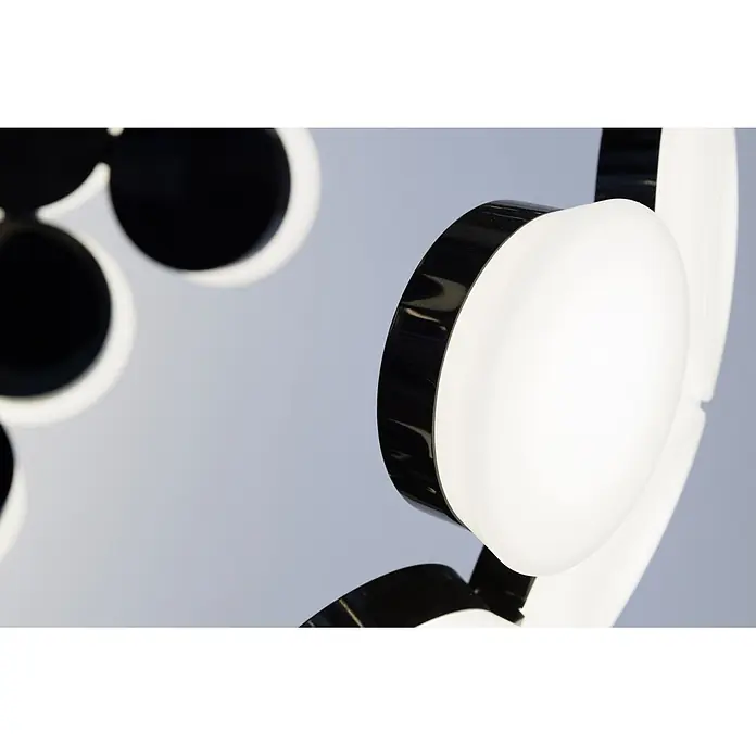 Artemide LED-Pendelleuchte Scopas - Höhe: 255 cm - Nahaufnahme einer modernen Deckenleuchte mit runden Lampenschirmen in Schwarz und Weiß.