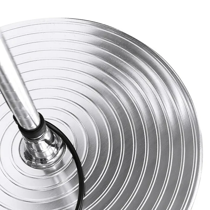 Artemide Stehleuchte Tolomeo Terra - Höhe: 226 cm, Farbe Gehäuse: Silber, Weiß - Detailaufnahme eines silbernen Lampenfußes mit konzentrischen Kreisen und einem schwarzen Kabel.