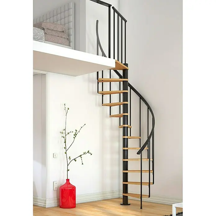 Dolle Spindeltreppe Calgary - Durchmesser: 140 cm, Anthrazit, Farbe Stufen: Buche Natur, Geschosshöhe: 244,8 cm - 280,8 cm - Eine elegante Wendeltreppe mit Holzstufen und einem schwarzen Geländer, die zu einer erhöhten Plattform in einem modernen Raum führt.