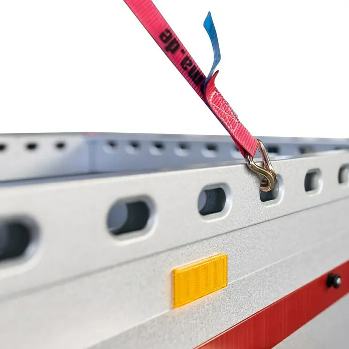 Stema Anhänger BH-R 850 - Nutzlast: 685 kg, Einachser, Kasteninnenmaß: 201 x 108 x 33 cm, Gebremst - Detailaufnahme einer Anhängerbordwand mit Zurrgurtbefestigung, die Funktionalität und Stabilität für sicheren Transport demonstriert.