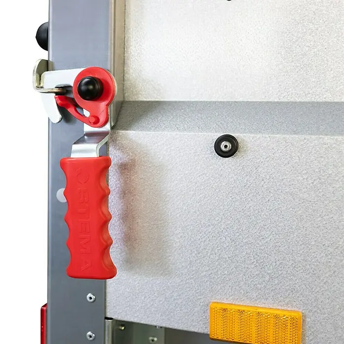 Stema Anhänger BASIC SH 1000-25-13.1 - Nutzlast: 764 kg, Einachser, Kasteninnenmaß: 251 x 128 x 35 cm, Gebremst - Nahaufnahme des OSTEMA-Hebels, eines roten Türverschlusses mit Griff, montiert auf einem grauen Metallpanel.