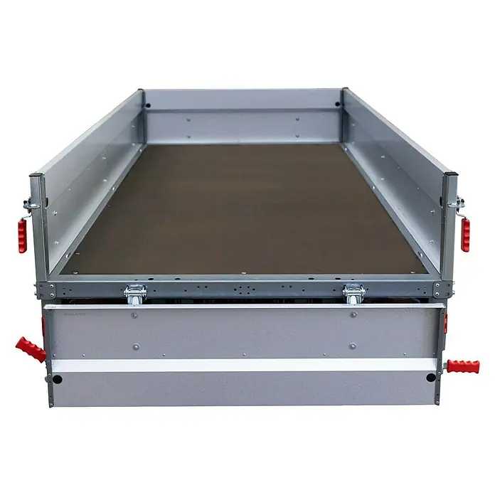 Stema Anhänger BASIC SH 1300-30-15.1 - Nutzlast: 909 kg, Einachser, Kasteninnenmaß: 301 x 153 x 35 cm, Gebremst - Abgebildeter Anhänger mit robustem Aufbau und praktischen roten Griffen. Ideal für den Transport verschiedener Güter und Materialien.