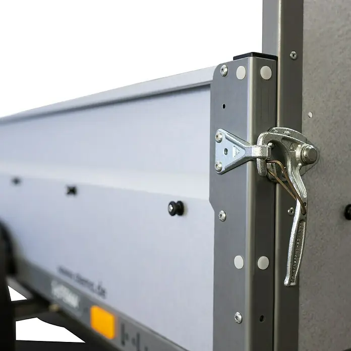Stema Kippanhänger Rex 21 - Nutzlast: 525 kg, Einachser, Kasteninnenmaß: 210 x 128 x 35 cm, Ausführung: Ungebremst - Nahaufnahme des robusten Verschlusses einer Anhängerklappe, der für sicheren Transport sorgt.\n