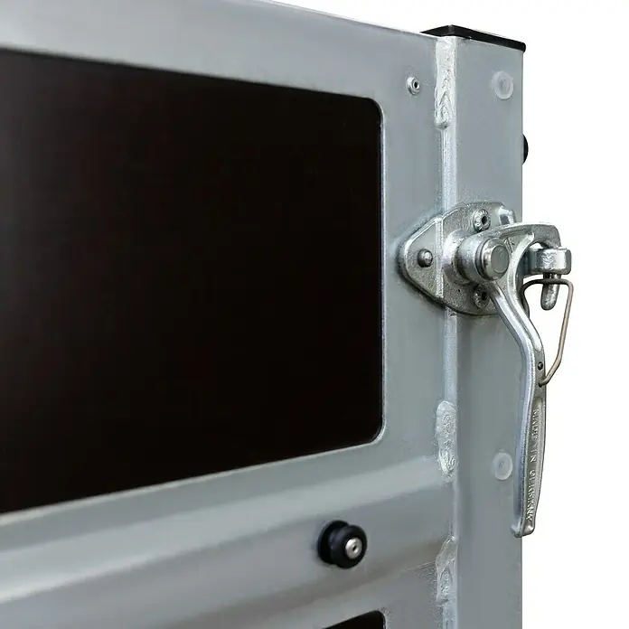 Stema Anhänger WOODOXX 750 - Nutzlast: 584 kg, Einachser, Kasteninnenmaß: 201 x 115 x 40 cm, Ungebremst - Detailansicht eines silbernen Verschlusses an einem robusten Transportbehälter. Der Verschlussmechanismus ist gut sichtbar.