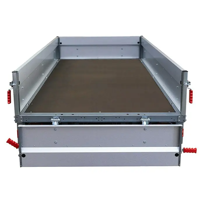 Stema Anhänger BASIC SH 1300-25-13.1Nutzlast: 1.064 kg, Einachser, Kasteninnenmaß: 251 x 128 x 35 cm, Gebremst - Bild eines rechteckigen Autoanhängers mit klappbaren Seitenwänden und einer braunen Ladefläche auf weißem Hintergrund.