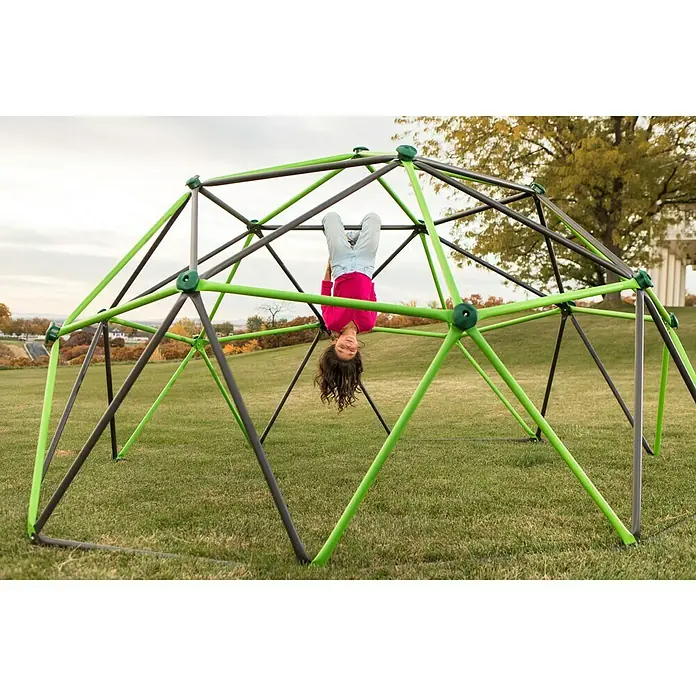 Lifetime Klettergerüst Geodome - 335 x 335 x 168 cm, Metall, Grün, Bronze - Kind spielt auf einer Kletterkuppel im Garten, die grüne und graue Stangen hat und für stundenlangen Spaß sorgt.