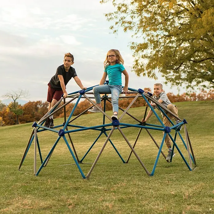 Lifetime Klettergerüst Geodome - 274 x 274 x 137 cm, Metall, Braun, Blau - Kinder spielen auf einem geodätischen Kuppelklettergerüst. Ideal für aktive Spiele im Freien und zur Förderung der kindlichen Entwicklung.