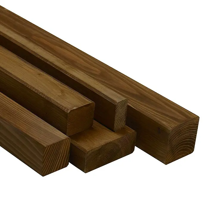 Rettenmeier Traviesa de madera - L x An x Es: 200 x 7 x 4,5 cm, Pino - Productos de madera: Un surtido de piezas de madera de varios tamaños y formas sobre un fondo negro.