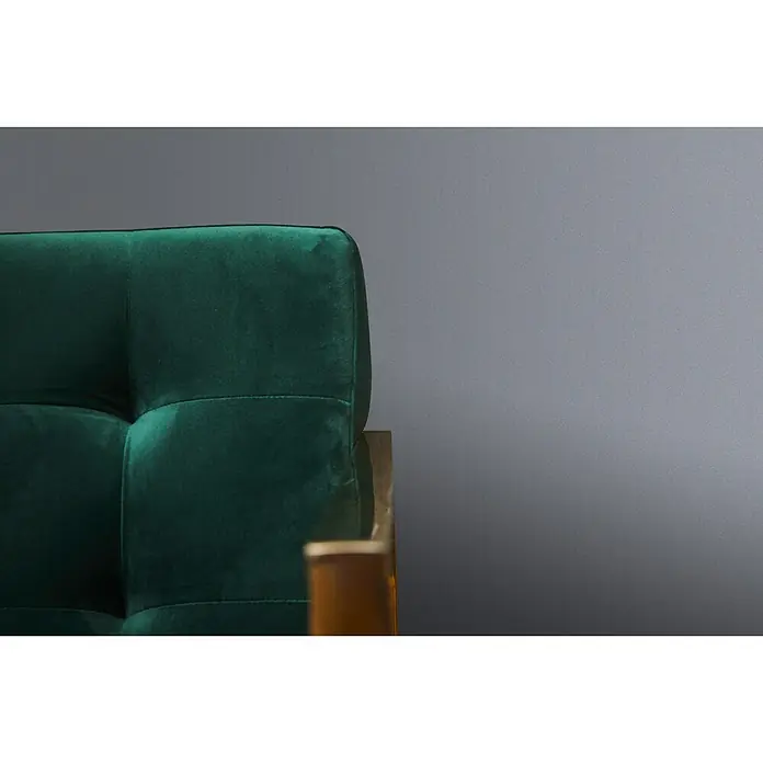 A.S. Création Metropolitan Stories Vliestapete Uni-Flat - Grau, Uni, 10,05 x 0,53 m - Detailansicht eines smaragdgrünen Samtsofas mit getufteten Details und einem Holzrahmen, der elegant und hochwertig wirkt.
