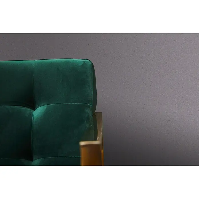 A.S. Création Metropolitan Stories Vliestapete Uni-Flat - Zinngrau, Uni, 10,05 x 0,53 m - Detailaufnahme eines grünen Samtsofas mit Knopfheftung und Holzrahmen vor einem neutralen Hintergrund, Fokus auf Textur und Design.