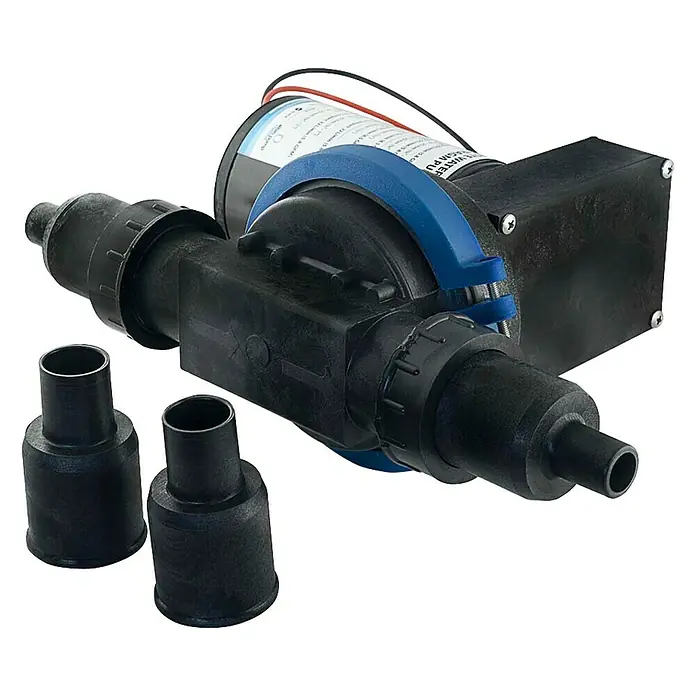 Albin Pump Abwasserpumpe - Spannung: 12 V, Max. Fördermenge: 22 l/min - Eine schwarze Frischwasserpumpe mit blauer Halterung und zwei schwarzen Verbindungsstücken wird auf einem dunklen Hintergrund gezeigt.