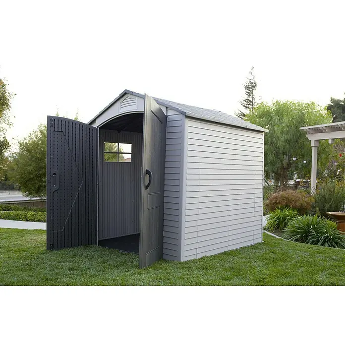 Lifetime Gerätehaus Fox - Außenbreite inkl. Dachüberstand: 215 cm, Außentiefe inkl. Dachüberstand: 210 cm, Kunststoff, Lichtgrau/Anthrazit - Ein graues Kunststoff-Gartenhaus mit geöffneten Doppeltüren auf einem grünen Rasen.