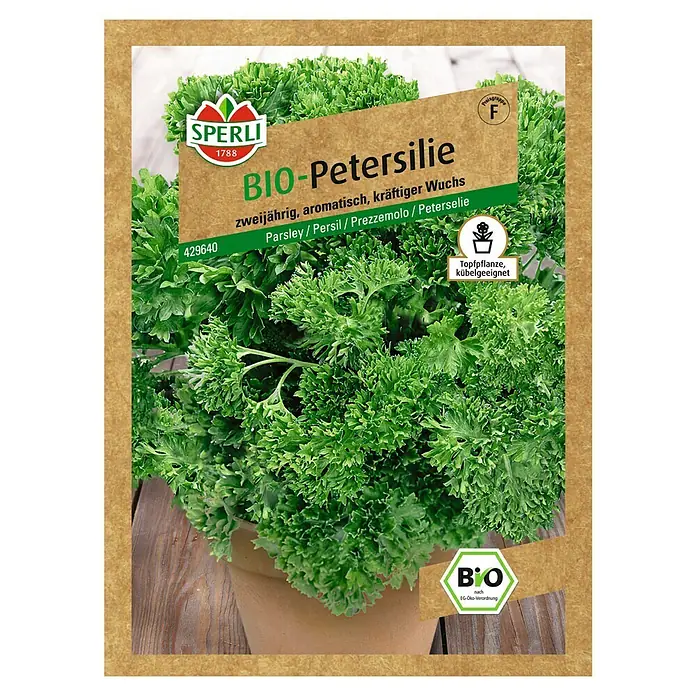 Sperli Kräutersamen Petersilie - Bio Petersilie kraus, Petroselinum crispum var. crispum, Saatzeit: April, Erntezeit: Ganzjährig - Bild einer Bio-Petersilie-Samenpackung von Sperli, die eine Pflanze mit üppigem, krausem Grün zeigt.\n