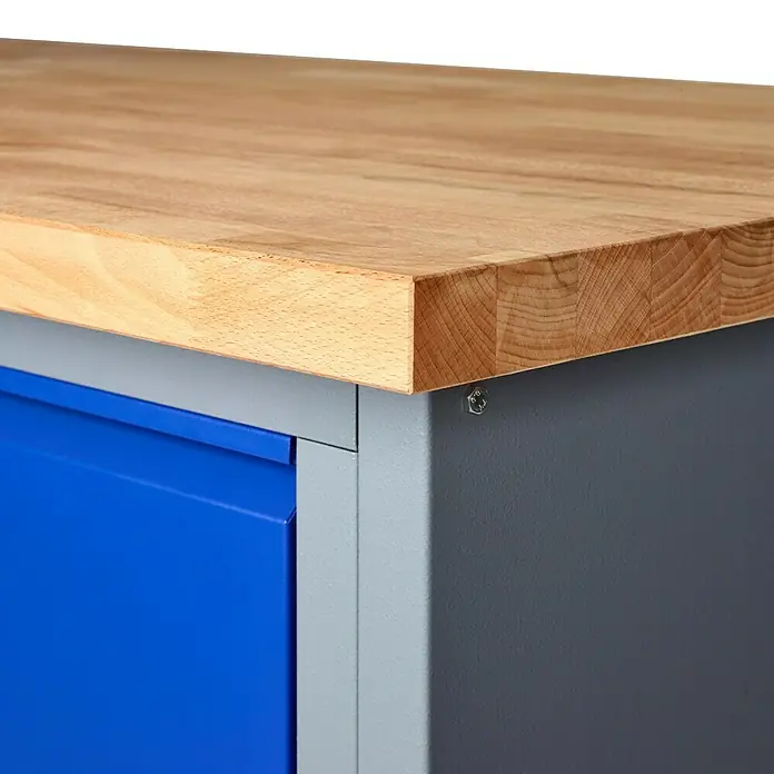 Küpper Profi Modul System Basismodul mittel - L x B: 70 x 128 cm, Arbeitshöhe: 89 cm, Hammerschlag-Silber - Detailansicht einer Werkbank mit Arbeitsplatte aus Holz und blauer Schublade, ideal für Werkstätten.