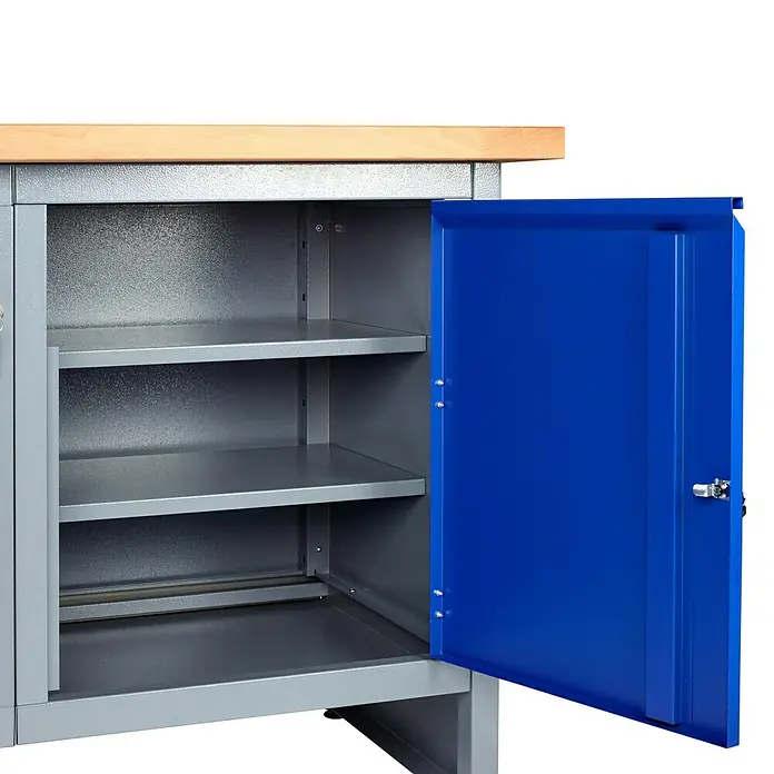 Küpper Profi Modul System Unterschrank 1 Tür (Linksanschlag) - L x B x H: 56 x 55 x 66 cm - Nahaufnahme eines grauen Werkstattschranks mit offener blauer Tür und drei Regalböden unter einer hellen Holzplatte.