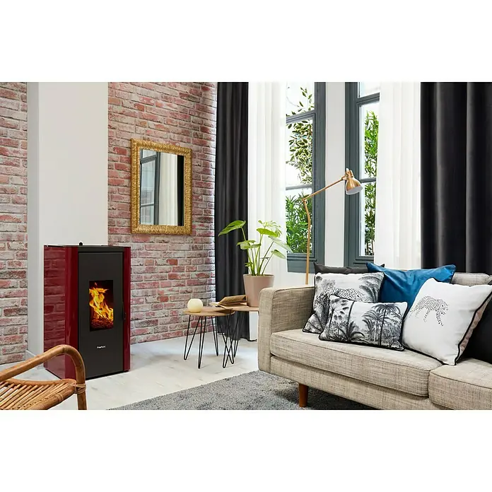 Panel de pared Ultra Light Brick - 120 x 50 cm, 2 ud. - Acogedora sala de estar con una estufa de pellets roja, que añade calidez y estilo al espacio. La estufa está colocada contra una pared de ladrillo con espejo.
