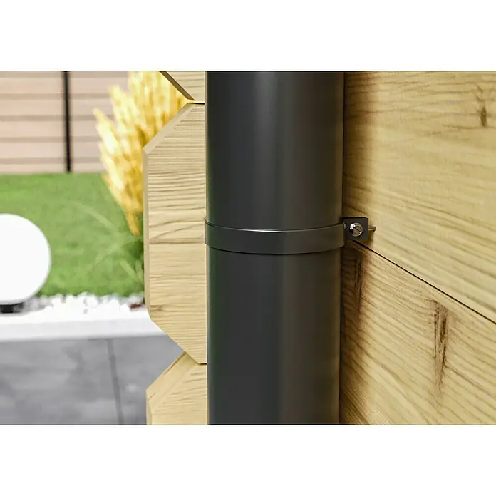 Marley Dachrinnen-Set - Nennweite: 75 mm, Passend für: Gartenhäuser Seitenlänge bis 3 m, Anthrazit-Metallic, Kunststoff - Detailaufnahme eines grauen Regenrohrs, befestigt an einer hellen Holzwand mit einer Metallschelle und einer Schraube im Außenbereich.