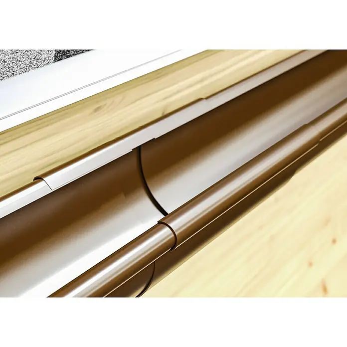 Marley Dachrinnen-Set mit Verstellwinkeln - Nennweite: 100 mm, Passend für: Gartenhäuser Seitenlänge bis 4 m, Braun, Kunststoff - Nahaufnahme einer braunen Dachrinne, die an einem hellen Holzdach befestigt ist und das Regenwasser ableitet.