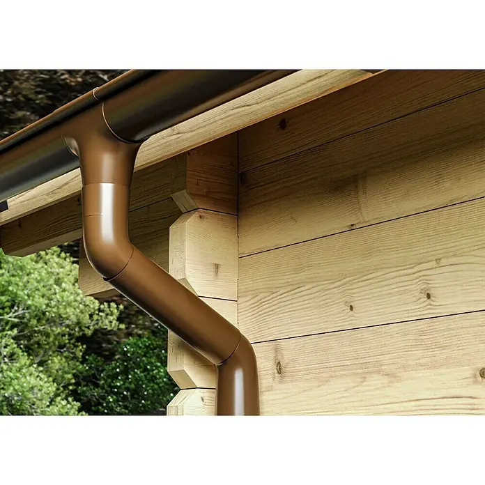 Marley Dachrinnen-Set mit Verstellwinkeln - Nennweite: 100 mm, Passend für: Gartenhäuser Seitenlänge bis 4 m, Braun, Kunststoff - Nahaufnahme einer braunen Dachrinne an einer Holzwand, die das Entwässerungssystem und die Holzstruktur hervorhebt.