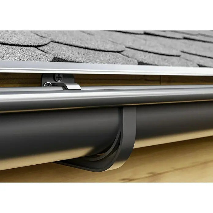 Marley Dachrinnen-Set - Nennweite: 75 mm, Passend für: Gartenhäuser Seitenlänge bis 3 m, Anthrazit-Metallic, Kunststoff - Nahaufnahme einer Dachrinne aus Metall, die an einem Gebäude befestigt ist. Die Rinne ist schwarz und wird von einer silbernen Halterung gehalten.