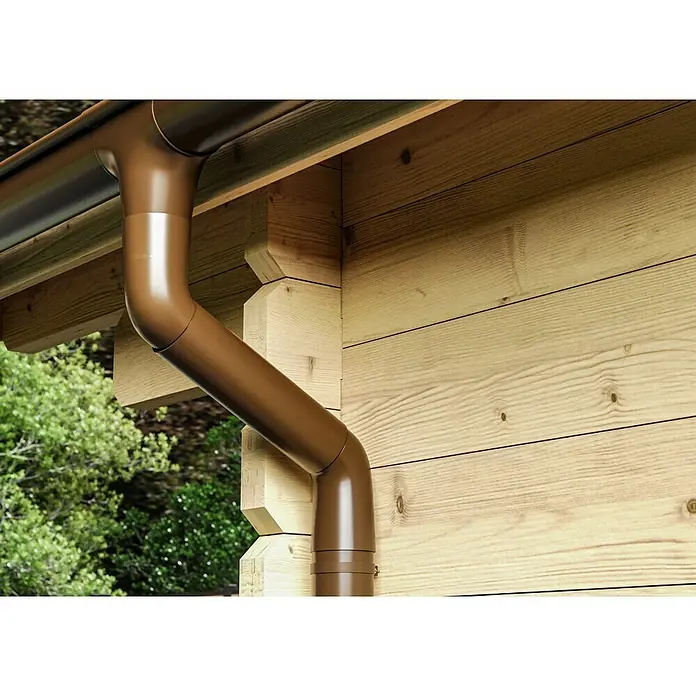 Marley Dachrinnen-Set - Nennweite: 75 mm, Passend für: Gartenhäuser Seitenlänge bis 3 m, Braun, Kunststoff - Braune Regenrinne und Fallrohr an einer Holzwand. Die Regenrinne leitet das Wasser vom Dach ab und schützt die Fassade.