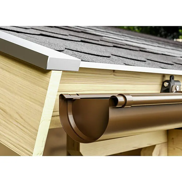 Marley Dachrinnen-Set mit Verstellwinkeln - Nennweite: 100 mm, Passend für: Gartenhäuser Seitenlänge bis 4 m, Braun, Kunststoff - Nahaufnahme einer braunen Dachrinne, die an einem Haus mit grauen Schindeln befestigt ist. Die Rinne ist neu und sauber.