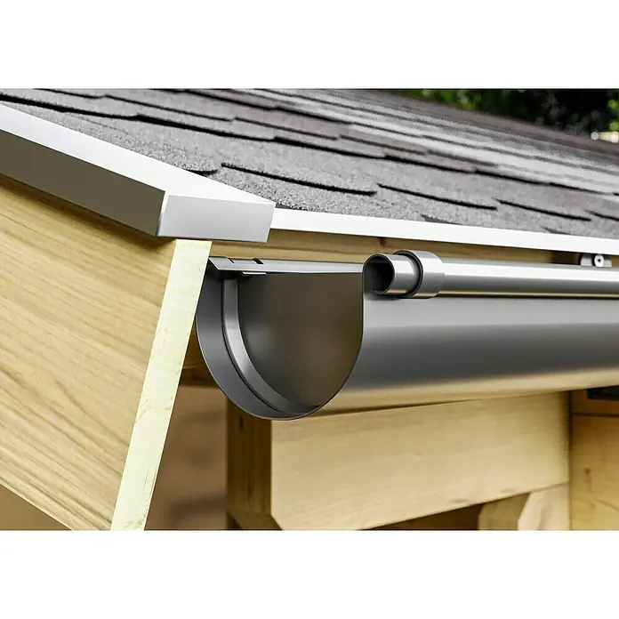 Marley Dachrinnen-Set - Nennweite: 75 mm, Passend für: Gartenhäuser Seitenlänge bis 3 m, Anthrazit-Metallic, Kunststoff - Nahaufnahme einer Dachrinne aus Metall, die an einem Dach mit grauen Schindeln befestigt ist. Die Rinne ist sauber und modern gestaltet.