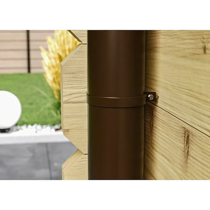Marley Dachrinnen-Set - Nennweite: 75 mm, Passend für: Gartenhäuser Seitenlänge bis 3 m, Braun, Kunststoff - Nahaufnahme eines braunen Regenrohrs, das an einer hellen Holzwand befestigt ist. Das Rohr ist mit einer Metallschelle fixiert.
