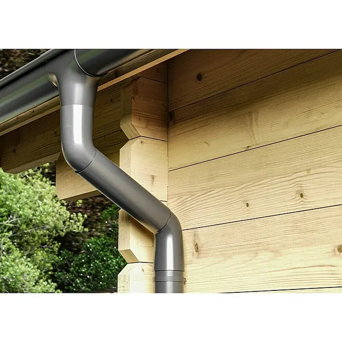 Marley Dachrinnen-Set - Nennweite: 75 mm, Passend für: Gartenhäuser Seitenlänge bis 3 m, Anthrazit-Metallic, Kunststoff - Nahaufnahme einer grauen Dachrinne aus Kunststoff, die an einem Holzhaus befestigt ist, mit Blick auf die Holzstruktur und die grüne Umgebung.
