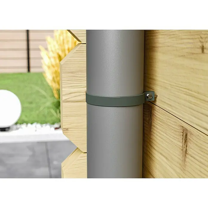 Marley Dachrinnen-Set - Nennweite: 75 mm, Passend für: Gartenhäuser Seitenlänge bis 3 m, Grau, Kunststoff - Nahaufnahme eines grauen Fallrohrs, befestigt mit einer grünen Rohrschelle an einer Holzfassade, im Außenbereich.