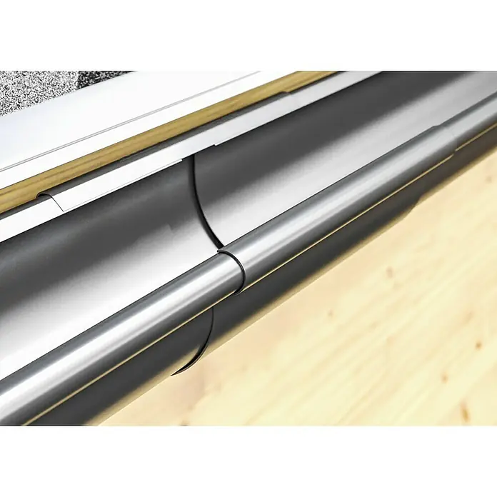 Marley Dachrinnen-Set - Nennweite: 75 mm, Passend für: Gartenhäuser Seitenlänge bis 3 m, Anthrazit-Metallic, Kunststoff - Nahaufnahme einer grauen Dachrinne aus Metall mit Verbindungselementen und Holzdetails.