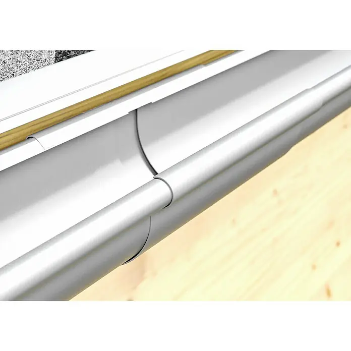 Marley Dachrinnen-Set - Nennweite: 75 mm, Passend für: Gartenhäuser Seitenlänge bis 3 m, Grau, Kunststoff - Nahaufnahme einer Dachrinne aus Metall, die an einem Holzdach befestigt ist und das Wasser zuverlässig ableitet.