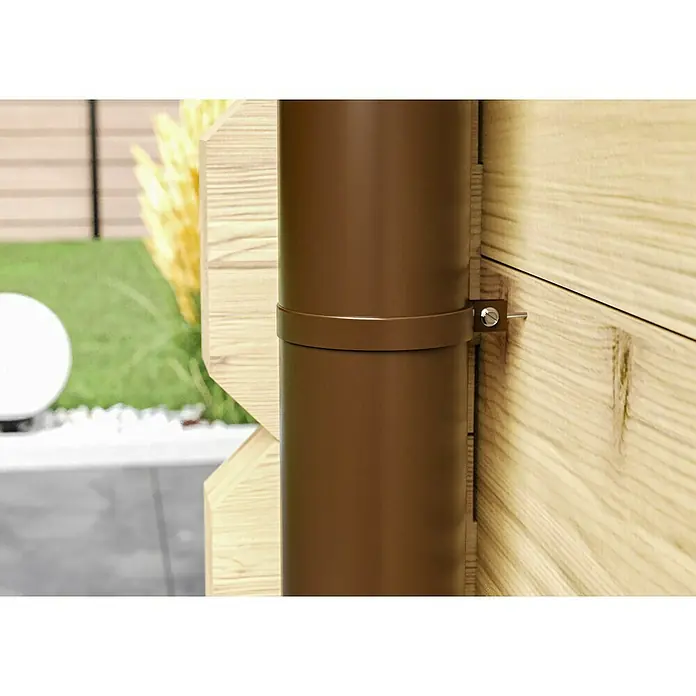 Marley Dachrinnen-Set mit Verstellwinkeln - Nennweite: 100 mm, Passend für: Gartenhäuser Seitenlänge bis 4 m, Braun, Kunststoff - Nahaufnahme eines braunen Regenrohrs mit Befestigung an einer hellen Holzstruktur im Außenbereich.