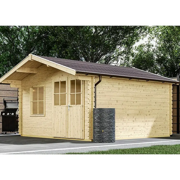 Marley Dachrinnen-Set - Nennweite: 75 mm, Passend für: Gartenhäuser Seitenlänge bis 3 m, Braun, Kunststoff - Ein helles Holzgartenhaus mit Doppeltüren, einem Fenster und einer schwarzen Regentonne zur Wasserspeicherung im Garten.