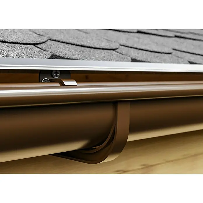 Marley Dachrinnen-Set - Nennweite: 75 mm, Passend für: Gartenhäuser Seitenlänge bis 3 m, Braun, Kunststoff - Nahaufnahme einer braunen Dachrinne, die an einem Dach mit grauen Schindeln befestigt ist, mit sichtbaren Befestigungsdetails.