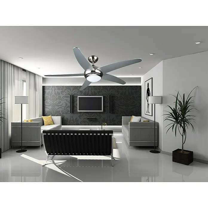 Voltomat Deckenventilator Fabiola - Silber, 132 cm - Silberner Deckenventilator mit integrierter Beleuchtung in einem modernen Wohnzimmer. Sorgt für Kühlung und stilvolles Licht.